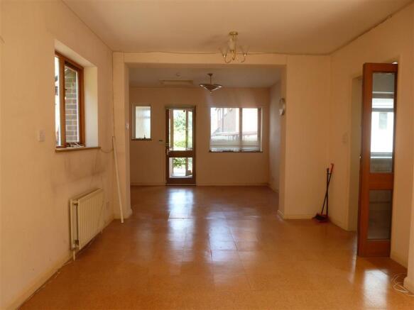 Entrance Hall/Dining Area