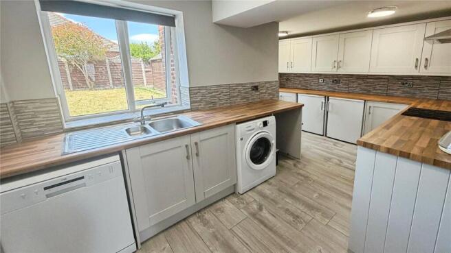 3 bed Semi-Detached to rent Image 11