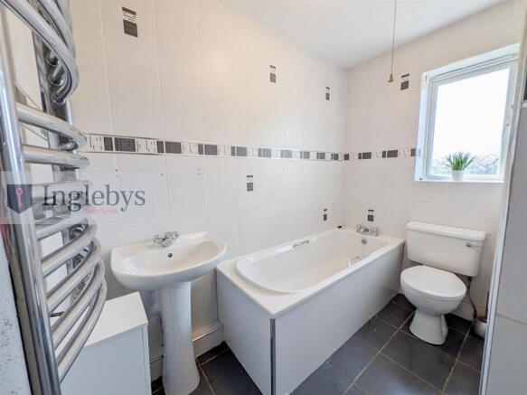 5 bed Semi-Detached for sale Image 12