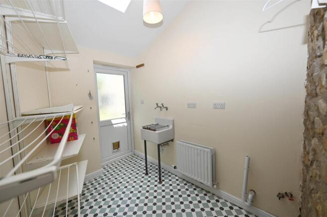 5 bed Detached for sale Image 11