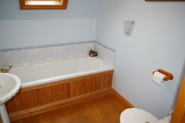 BATHROOM 2