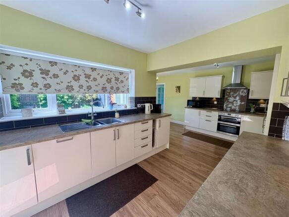 KITCHEN / DINER