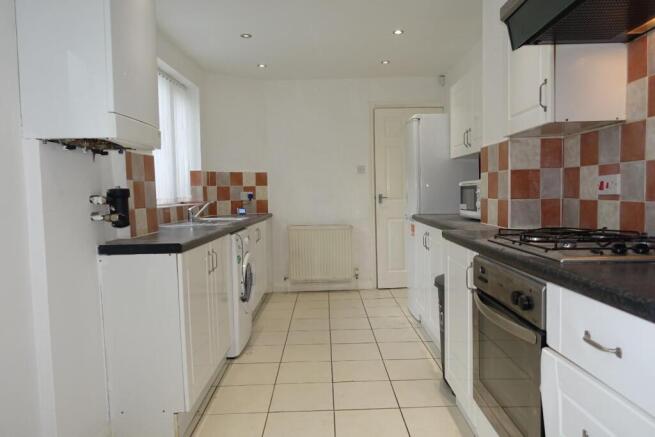 4 bed House to rent Image 5