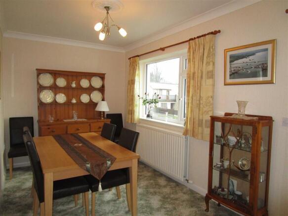 LOUNGE/DINING ROOM