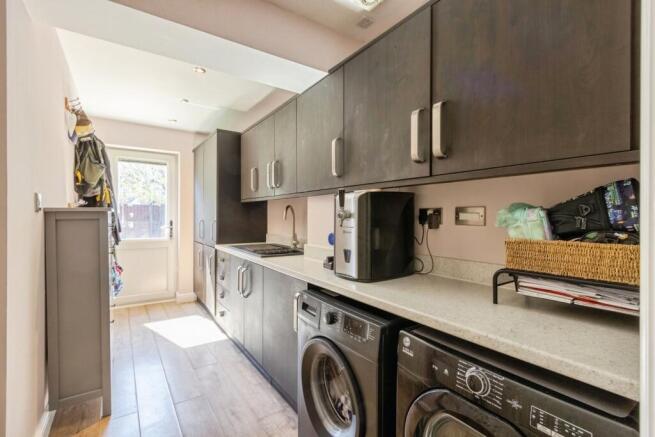 5 bed Detached for sale Image 9