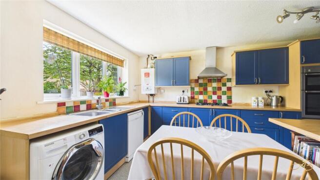 4 bed Detached for sale Image 7