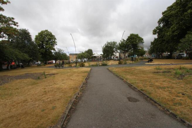 2 bed Apartment to rent Image 11