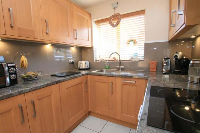 FITTED KITCHEN