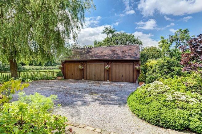 TRIPLE GARAGE