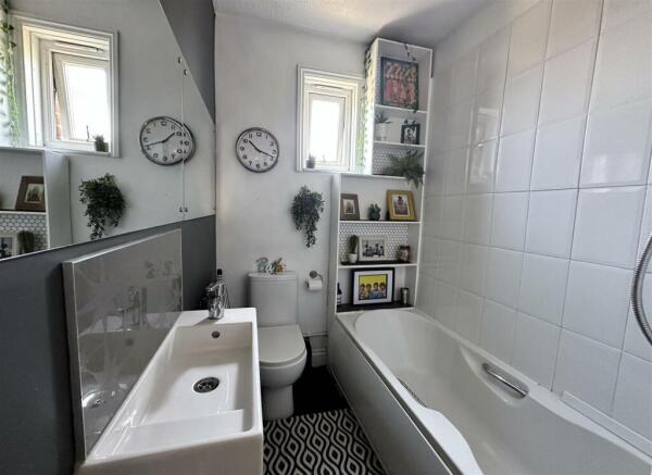 52 Alexandra Road bath.jpg