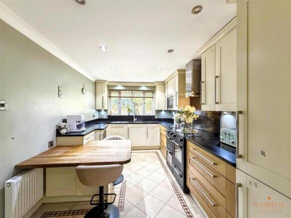 4 bed Detached for sale Image 9