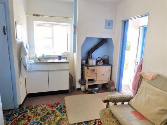 KITCHEN/LIVING ROOM