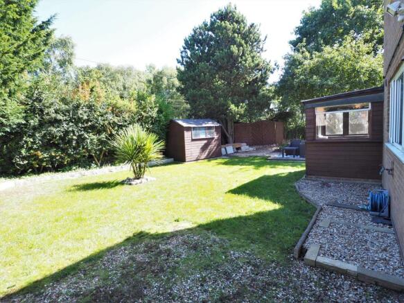 Generous & Private Garden 964