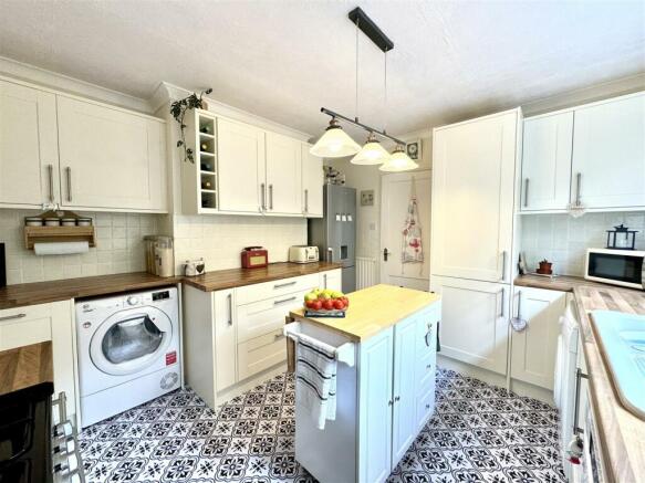 KITCHEN/BREAKFAST ROOM