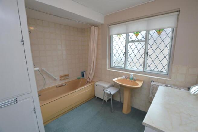 23 Bryanston Avenue bathroom.jpg