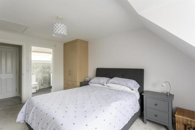 3 bed Town House for sale Image 9