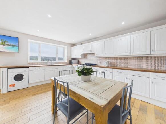 5 bed Semi-Detached for sale Image 9