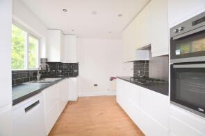 54, Park View, Pinner HA5 4LN
