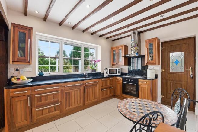 5 bed Detached for sale Image 10
