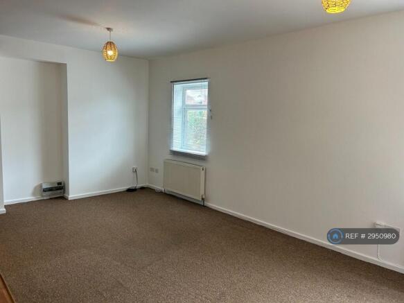 2 bed Flat to rent Image 12