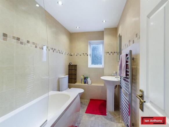 FAMILY BATHROOM