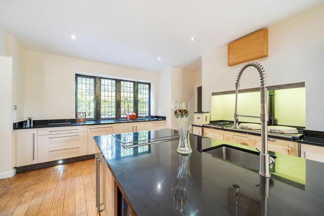 6 bed Detached for sale Image 7