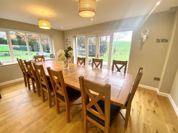KITCHEN/FAMILY DINING ROOM