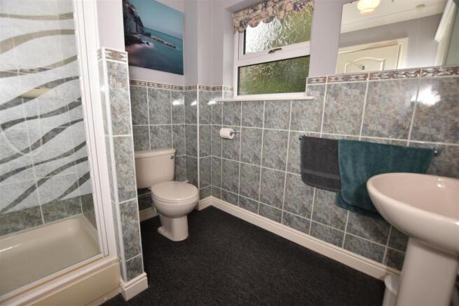 EN-SUITE SHOWER ROOM