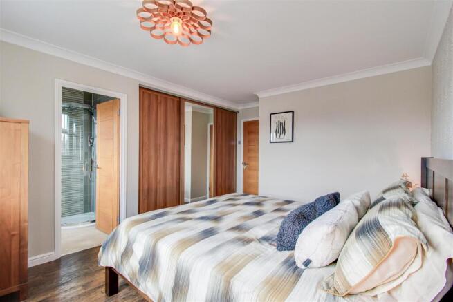 4 bed Detached for sale Image 11