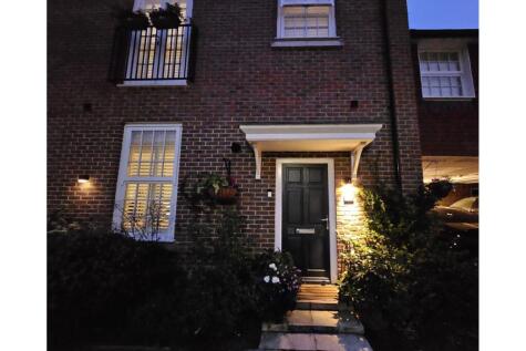 Burnham Square, Alton, GU34