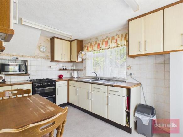 2 bed Semi-Detached Bungalow for sale Image 6