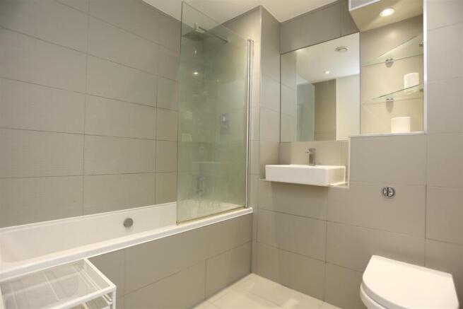 7 Embankment Hse new bath.JPG