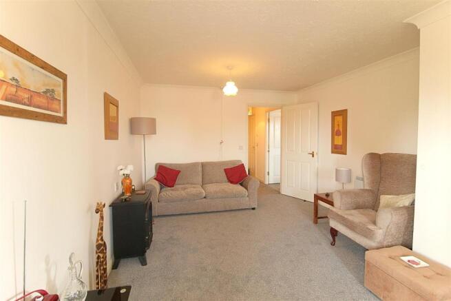 LOUNGE/DINING AREA