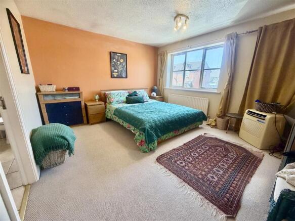 4 bed Detached for sale Image 12