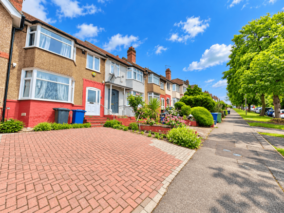 Spacious 3/4 Bedroom House with Driveway & Large