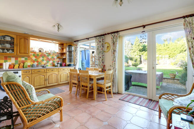 L-Shaped Kitchen/Breakfast