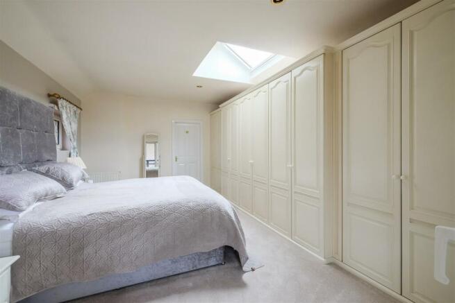 4 bed Detached for sale Image 12