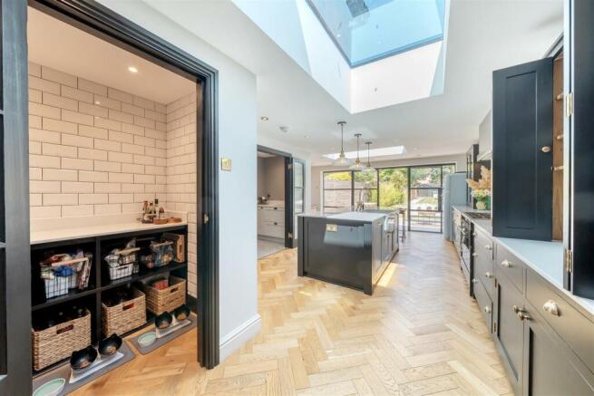 Kitchen & pantry