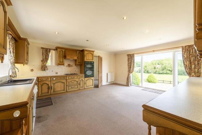 Bright Kitchen Di...