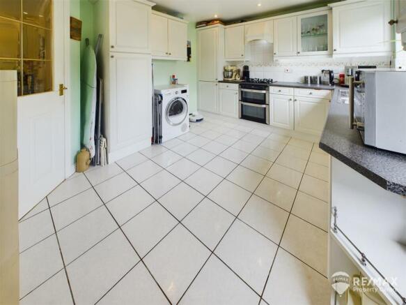 Kitchen (2).jpg