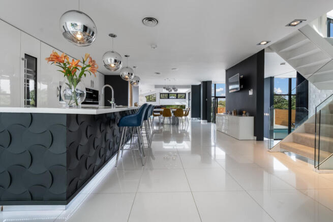 5 bed Detached for sale Image 4