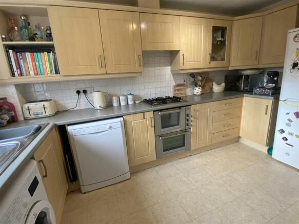 Well equipped fitted Kitchen