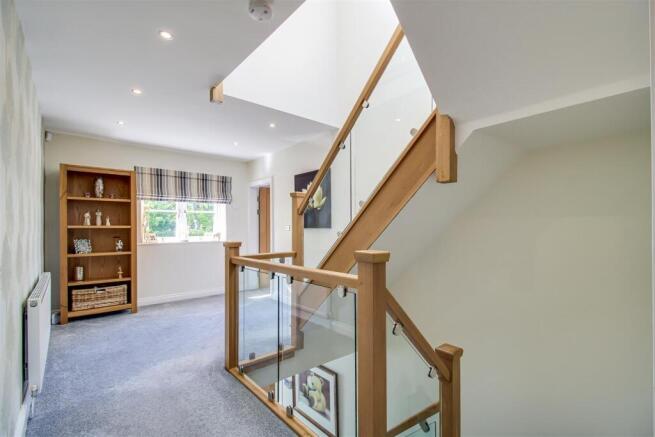 5 bed Detached for sale Image 12