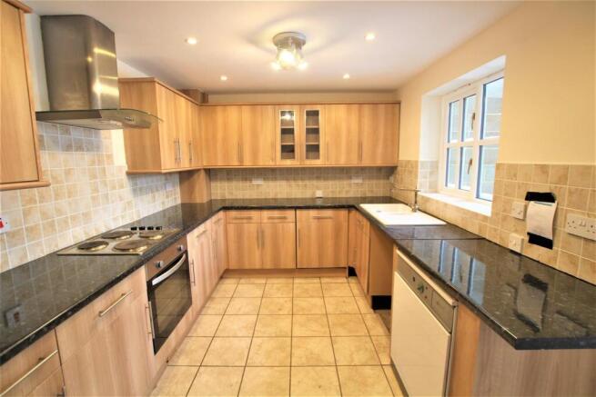 4 bed Terraced to rent Image 5
