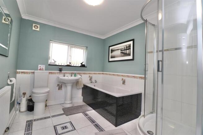4 bed Detached for sale Image 8