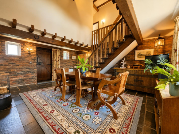 ENTRANCE HALL/DINING ROOM