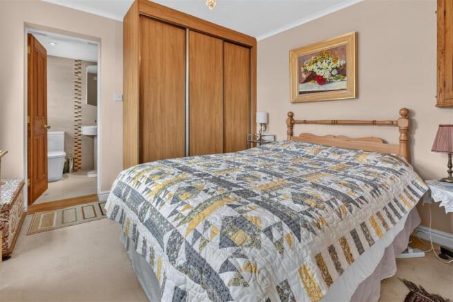 5 bed Detached for sale Image 7