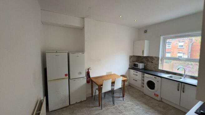 5 bed Terraced to rent Image 4