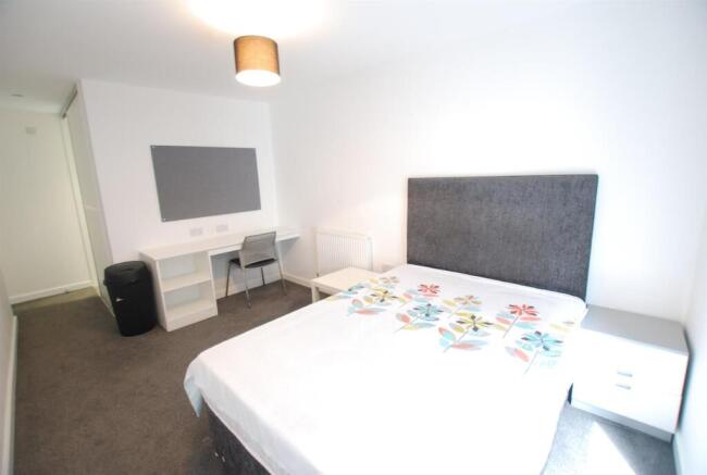 5 bed Town House to rent Image 12