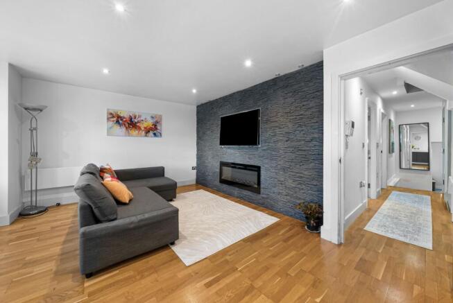 3 bed Flat for sale Image 5